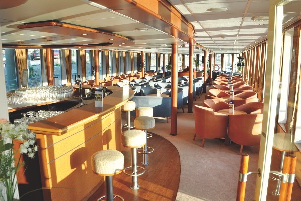 Vista general del luminoso Panorama Lounge del MS Bellejour CRUCEROS MS BELLEJOUR CRUCEMUNDO CRUCEROS FLUVIALES RHIN CRUCEROS FLUVIALES DANUBIO CRUCEROS FLUVIALES ALEMANIA CRUCEROS FLUVIALES AUSTRIA CRUCEROS FLUVIALES EN ESPAÑOL CRUCEROS CRUCEMUNDO CRUCEROS FLUVIALES CRUCEROS POR RIO CRUCEROS RIN CRUCEROS DANUBIO CRUCEROS RHIN DANUBE CRUISES RHINE CRUISES MS BELLEJOUR CRUISES CRUCEROS BELLEJOUR #Crucemundo #CrucerosFluviales #CrucerosRhin #CrucerosDanubio #CrucerosPaisesBajos #CrucerosenEspañol